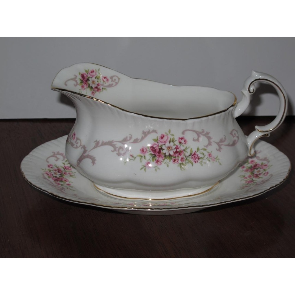Paragon Rose Bouquet Gravy Boat with Underplate Pink Roses Cottagecore England